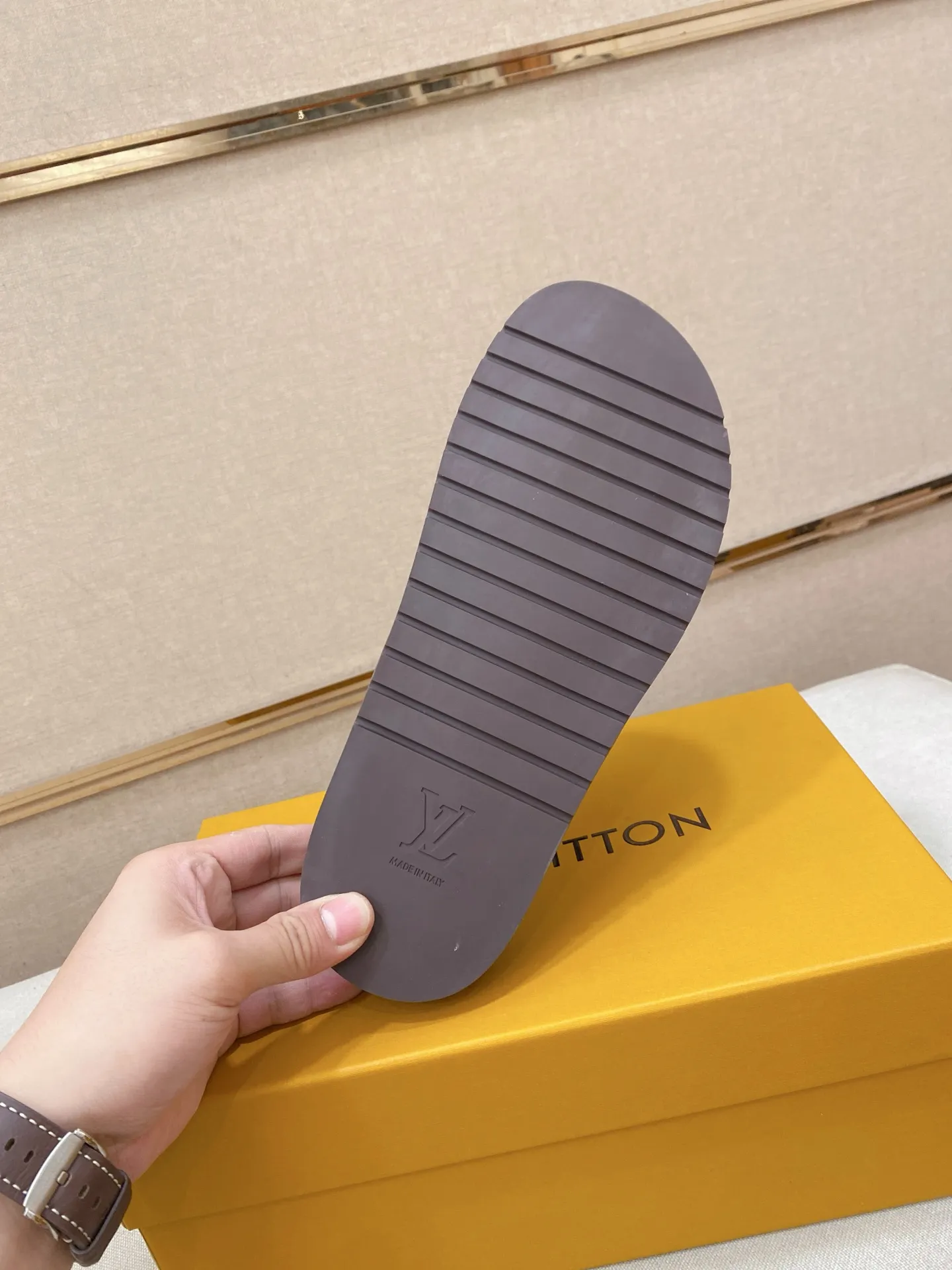 Men's shoes 💰: 340💰Made by LV🔍Top purchasing agents. Men's spring and summer slippers are available at the same counter. The uppers are imported cowhide from Italy, with logo graphics and high-quality craftsmanship. Soles: original soles specially provided by the original factory. Exclusive movable molded soles are super comfortable. Original goods follow orders. 🔍🔍High quality. You can enter and exit the counter at will. Welcome to compare. Size 38-44.